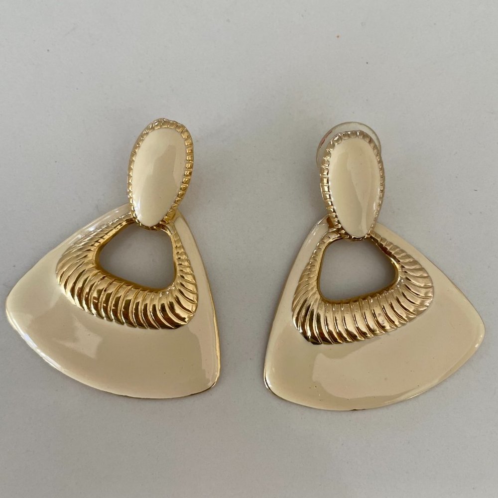 Vintage Mod Enamel Textured Gold Tone Edge Earrings - Picture 12 of 13